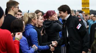 Photo numéro 1 de la galerie de photos Le premier ministre Justin Trudeau visite le NCSM Chicoutimi pendant son passage à la BFC Esquimalt