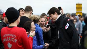 Photo numéro 2 de la galerie de photos Le premier ministre Justin Trudeau visite le NCSM Chicoutimi pendant son passage à la BFC Esquimalt