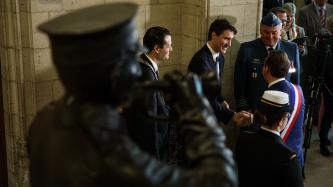 Photo numéro 2 de la galerie de photos Le premier ministre Justin Trudeau participe au dévoilement de la statue « The Bugler » à l’hôtel de ville d’Arras, en France