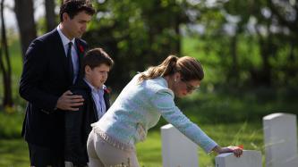 Photo numéro 1 de la galerie de photos Le premier ministre Justin Trudeau, Sophie Grégoire Trudeau et leur fils Xavier se recueillent au cimetière de guerre canadien de Bény-sur-Mer