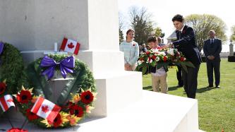 Photo numéro 2 de la galerie de photos Le premier ministre Justin Trudeau, Sophie Grégoire Trudeau et leur fils Xavier se recueillent au cimetière de guerre canadien de Bény-sur-Mer