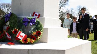 Photo numéro 3 de la galerie de photos Le premier ministre Justin Trudeau, Sophie Grégoire Trudeau et leur fils Xavier se recueillent au cimetière de guerre canadien de Bény-sur-Mer