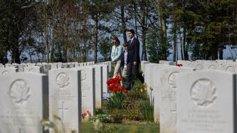 Photo numéro 4 de la galerie de photos Le premier ministre Justin Trudeau, Sophie Grégoire Trudeau et leur fils Xavier se recueillent au cimetière de guerre canadien de Bény-sur-Mer