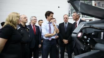Photo numéro 2 de la galerie de photos Le premier ministre Justin Trudeau visite le centre d’excellence en fabrication Frank Hasenfratz, à Guelph, en Ontario