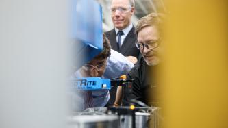 Photo numéro 3 de la galerie de photos Le premier ministre Justin Trudeau visite le centre d’excellence en fabrication Frank Hasenfratz, à Guelph, en Ontario