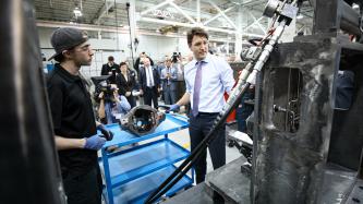 Photo numéro 4 de la galerie de photos Le premier ministre Justin Trudeau visite le centre d’excellence en fabrication Frank Hasenfratz, à Guelph, en Ontario