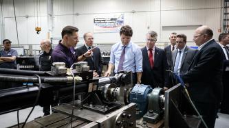 Photo numéro 5 de la galerie de photos Le premier ministre Justin Trudeau visite le centre d’excellence en fabrication Frank Hasenfratz, à Guelph, en Ontario