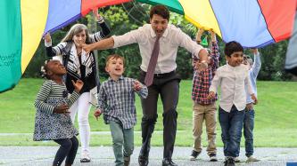 Photo number 5 from the photo gallery Prime Minister Justin Trudeau meets families and staff at the Don Christian Recreation Centre in Surrey, British Columbia