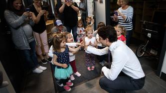 Photo number 7 from the photo gallery Prime Minister Justin Trudeau meets families and staff at the Don Christian Recreation Centre in Surrey, British Columbia