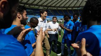 Photo numéro 4 de la galerie de photos Le premier ministre Justin Trudeau assiste à l'inauguration d'Open Goal, une initiative faisant appel au football pour faciliter l'intégration des réfugiés et des migrants, à Rome  