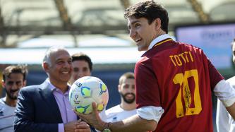 Photo numéro 7 de la galerie de photos Le premier ministre Justin Trudeau assiste à l'inauguration d'Open Goal, une initiative faisant appel au football pour faciliter l'intégration des réfugiés et des migrants, à Rome  