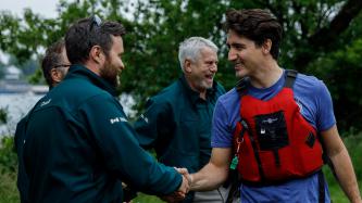 Photo number 10 from the photo gallery Prime Minister Justin Trudeau kayaks with Minister Catherine McKenna in Niagara-on-the-Lake, Ontario