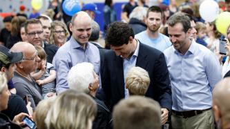 Photo numéro 1 de la galerie de photos Le premier ministre Justin Trudeau, le ministre Jean-Yves Duclos et le député Joël Lightbound participent aux célébrations de la Saint-Jean à Boischatel, au Québec