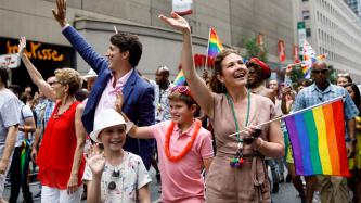 Photo numéro 1 de la galerie de photos Le premier ministre Justin Trudeau, Sophie Grégoire Trudeau et les enfants participent au Défilé de la fierté de Toronto