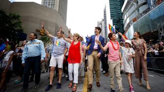 Photo numéro 10 de la galerie de photos Le premier ministre Justin Trudeau, Sophie Grégoire Trudeau et les enfants participent au Défilé de la fierté de Toronto