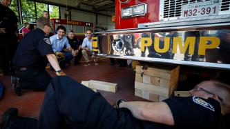 Photo numéro 1 de la galerie de photos Le premier ministre Justin Trudeau et le député Matt DeCourcey visitent le service d’incendie de Fredericton