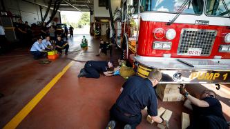 Photo numéro 2 de la galerie de photos Le premier ministre Justin Trudeau et le député Matt DeCourcey visitent le service d’incendie de Fredericton