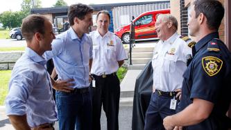 Photo numéro 3 de la galerie de photos Le premier ministre Justin Trudeau et le député Matt DeCourcey visitent le service d’incendie de Fredericton