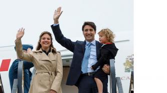Photo numéro 1 de la galerie de photos Le premier ministre Justin Trudeau, Sophie Grégoire Trudeau et leur fils Hadrien arrivent à Dublin, en Irlande