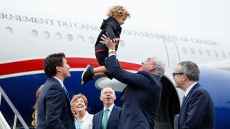 Photo numéro 2 de la galerie de photos Le premier ministre Justin Trudeau, Sophie Grégoire Trudeau et leur fils Hadrien arrivent à Dublin, en Irlande