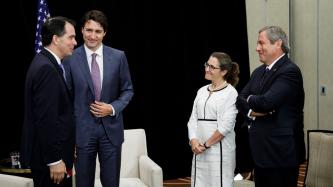 Photo numéro 2 de la galerie de photos Le premier ministre Justin Trudeau rencontre le gouverneur Scott Walker du Wisconsin pendant la rencontre estivale de la National Governors Association, à Providence, au Rhode Island