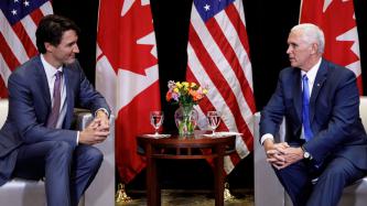 Photo numéro 1 de la galerie de photos Le premier ministre Justin Trudeau rencontre le vice-président Mike Pence pendant la rencontre estivale de la National Governors Association, à Providence, au Rhode Island