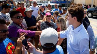 Photo numéro 2 de la galerie de photos Le premier ministre Justin Trudeau s’entretient avec des gens sur la promenade en bois, à Percé, au Québec