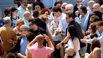 Photo numéro 3 de la galerie de photos Le premier ministre Justin Trudeau s’entretient avec des gens sur la promenade en bois, à Percé, au Québec