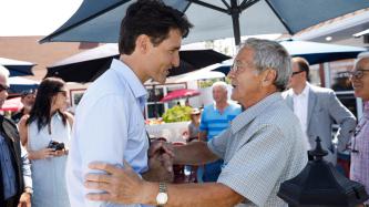 Photo numéro 5 de la galerie de photos Le premier ministre Justin Trudeau s’entretient avec des gens sur la promenade en bois, à Percé, au Québec