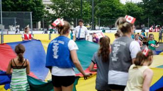 Photo numéro 1 de la galerie de photos Le premier ministre Justin Trudeau se rend au camp de jour du Patro Laval pour faire valoir l’Allocation canadienne pour enfants, à Québec, au Québec