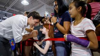 Photo number 1 from the photo gallery Prime Minister Justin Trudeau speaks with families at the East Bayfield Recreation Centre in Barrie, Ontario