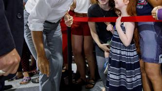 Photo number 3 from the photo gallery Prime Minister Justin Trudeau speaks with families at the East Bayfield Recreation Centre in Barrie, Ontario