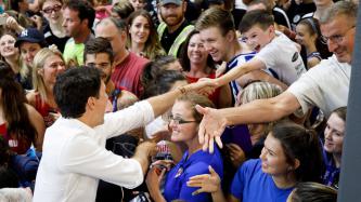 Photo number 5 from the photo gallery Prime Minister Justin Trudeau speaks with families at the East Bayfield Recreation Centre in Barrie, Ontario
