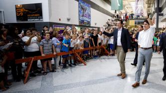 Photo number 6 from the photo gallery Prime Minister Justin Trudeau speaks with families at the East Bayfield Recreation Centre in Barrie, Ontario