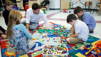 Photo number 7 from the photo gallery Prime Minister Justin Trudeau speaks with families at the East Bayfield Recreation Centre in Barrie, Ontario