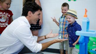 Photo number 8 from the photo gallery Prime Minister Justin Trudeau speaks with families at the East Bayfield Recreation Centre in Barrie, Ontario