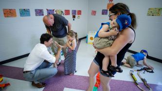 Photo number 9 from the photo gallery Prime Minister Justin Trudeau speaks with families at the East Bayfield Recreation Centre in Barrie, Ontario