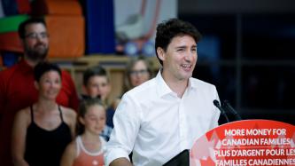 Photo number 12 from the photo gallery Prime Minister Justin Trudeau speaks with families at the East Bayfield Recreation Centre in Barrie, Ontario