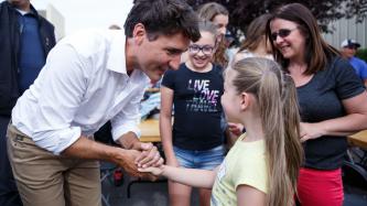 Photo number 2 from the photo gallery Prime Minister Justin Trudeau meets with residents at Marina de Roberval