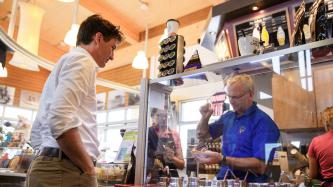 Photo number 3 from the photo gallery Prime Minister Justin Trudeau meets with residents at Marina de Roberval
