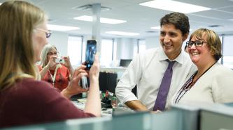 Photo number 1 from the photo gallery Prime Minister Justin Trudeau speaks with employees at the Public Service Pay Centre in Miramichi, New Brunswick