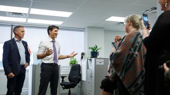 Photo number 3 from the photo gallery Prime Minister Justin Trudeau speaks with employees at the Public Service Pay Centre in Miramichi, New Brunswick