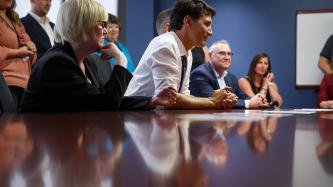 Photo number 5 from the photo gallery Prime Minister Justin Trudeau speaks with employees at the Public Service Pay Centre in Miramichi, New Brunswick