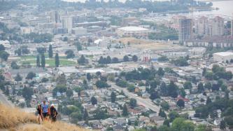 Photo number 4 from the photo gallery Prime Minister Justin Trudeau goes for a hike with fellow MPs in Kelowna, British Columbia