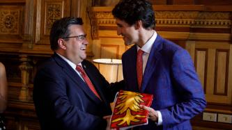 Photo numéro 1 de la galerie de photos Le maire Denis Coderre remet au premier ministre Justin Trudeau le nouveau drapeau de Montréal à l’occasion de son passage à l’Université McGill à Montréal