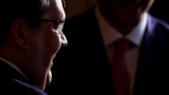 Photo numéro 2 de la galerie de photos Le maire Denis Coderre remet au premier ministre Justin Trudeau le nouveau drapeau de Montréal à l’occasion de son passage à l’Université McGill à Montréal