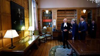Photo number 1 from the photo gallery Prime Minister Justin Trudeau and the Prime Minister of the United Kingdom, Theresa May, are shown a portrait of Winston Churchill by Speaker Geoff Regan in the Speaker's office