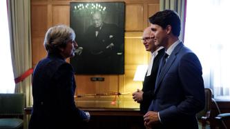 Photo number 2 from the photo gallery Prime Minister Justin Trudeau and the Prime Minister of the United Kingdom, Theresa May, are shown a portrait of Winston Churchill by Speaker Geoff Regan in the Speaker's office