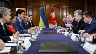 Photo numéro 1 de la galerie de photos Le premier ministre Justin Trudeau, la ministre Chrystia Freeland, le ministre Harjit Singh Sajjan et le ministre François-Philippe Champagne rencontrent le président de l’Ukraine, Petro Porochenko, ainsi que la délégation ukrainienne à Toronto