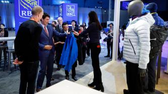 Photo numéro 2 de la galerie de photos Le premier ministre Justin Trudeau et le président exécutif d’Alibaba, Jack Ma, rencontrent des fournisseurs lors de l’événement Gateway ’17 organisé par Alibaba à Toronto